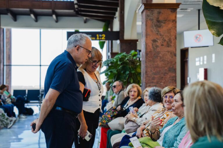 250625 El presidente del Cabildo gomero, Casimiro Curbelo, y la consejera insular de Política Social, Rosa Elena García, en el aeropuerto junto a una expedición de mayores antes de su viaje