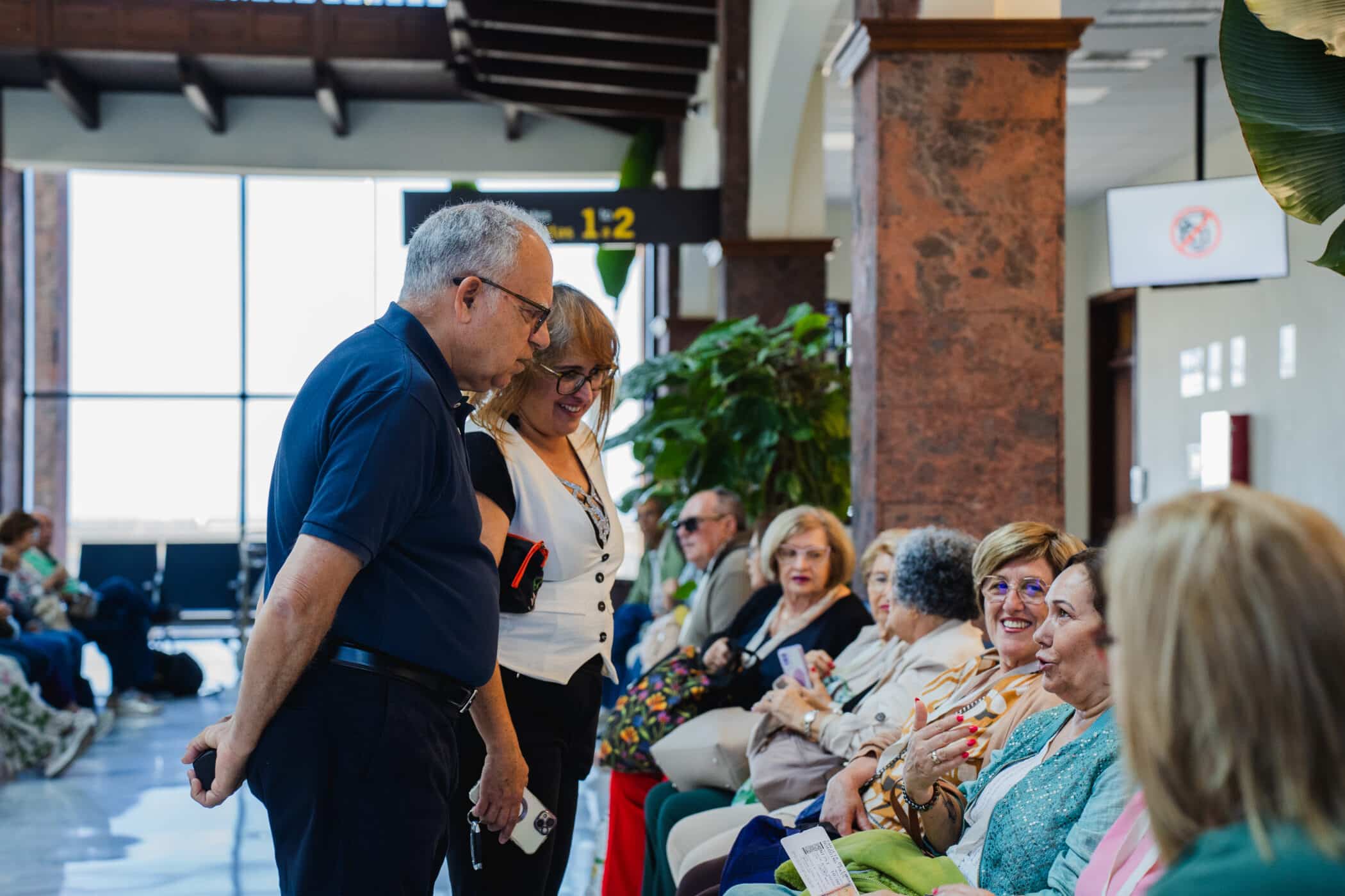 250625 El presidente del Cabildo gomero, Casimiro Curbelo, y la consejera insular de Política Social, Rosa Elena García, en el aeropuerto junto a una expedición de mayores antes de su viaje