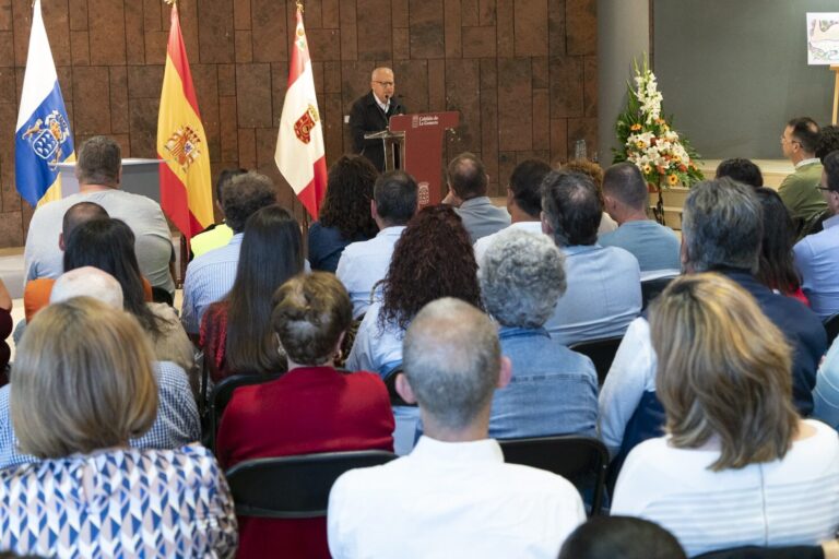 260625 El presidente del Cabildo, Casimiro Curbelo, durante su intervención en un encuentro con asociaciones y entidades sin ánimo de lucro de la isla