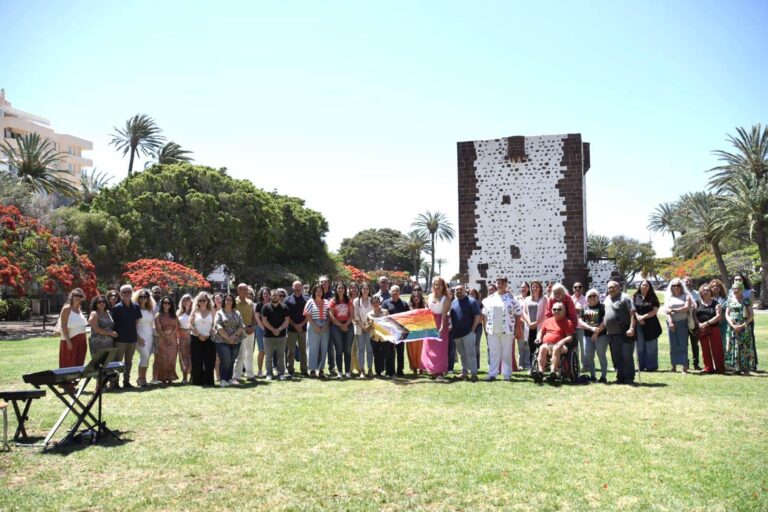 270625 Foto de familia en la lectura del manifiesto por el Día del Orgullo LGTBIQ+