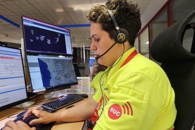 BOMBEROS EXTINGUEN EL INCENDIO EN UN VEHÍCULO EN BGREÑA ALTA-LA PALMA 16-6-25