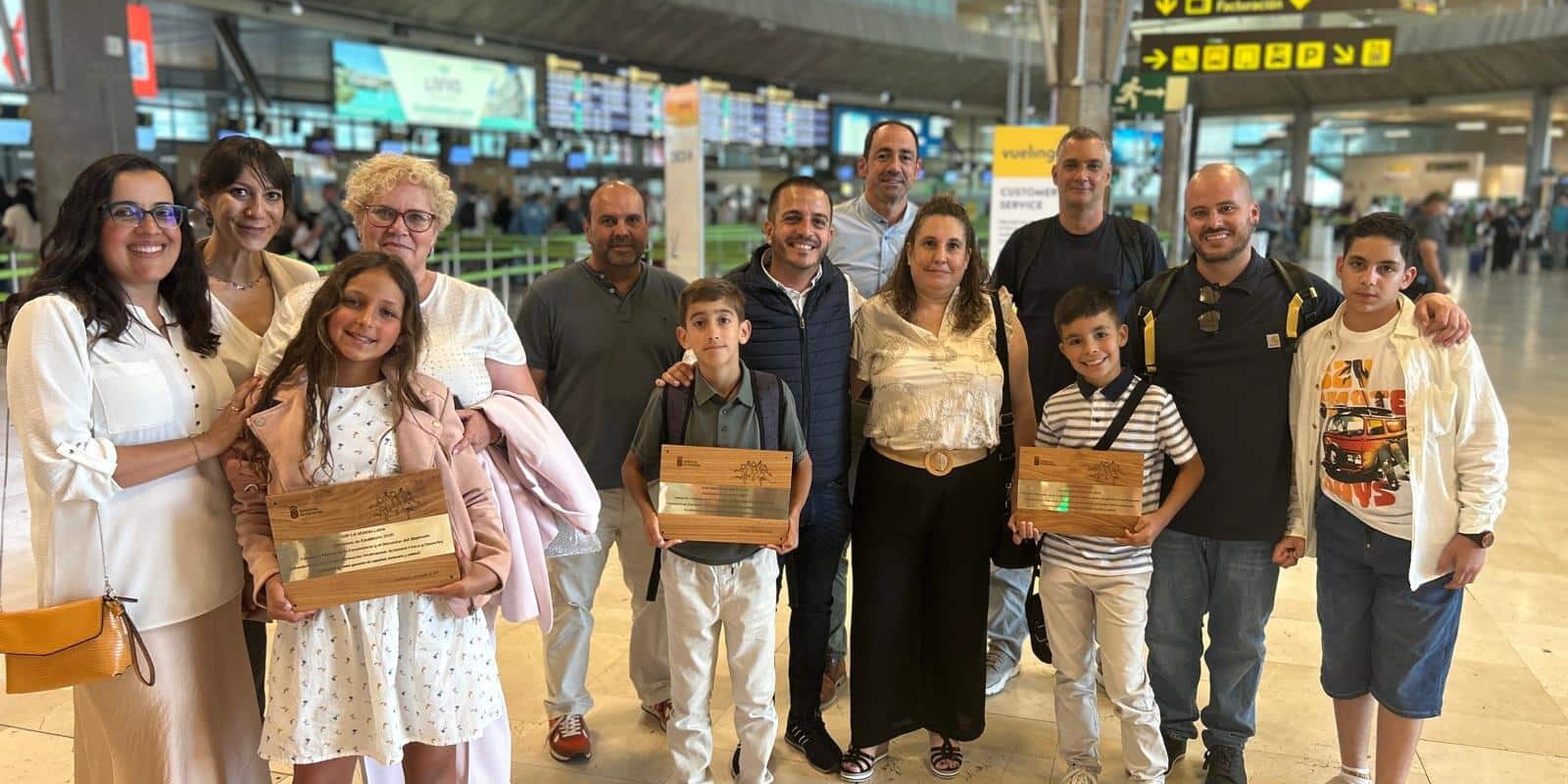 El concejal Sergio Eiroa con representantes de los centros premiados