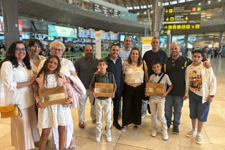 El concejal Sergio Eiroa con representantes de los centros premiados