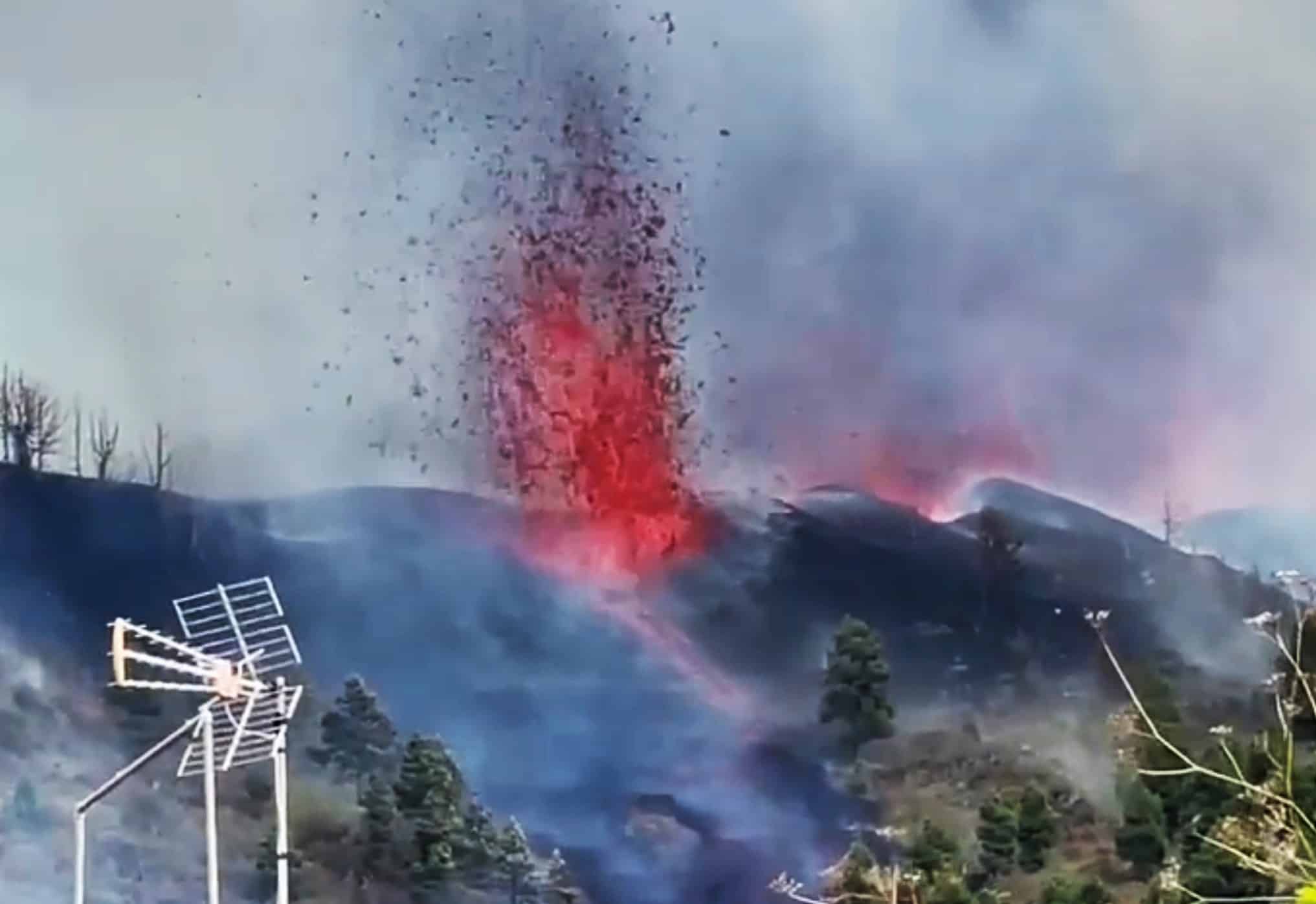 Inicio de la erupción, desde una casa cercana