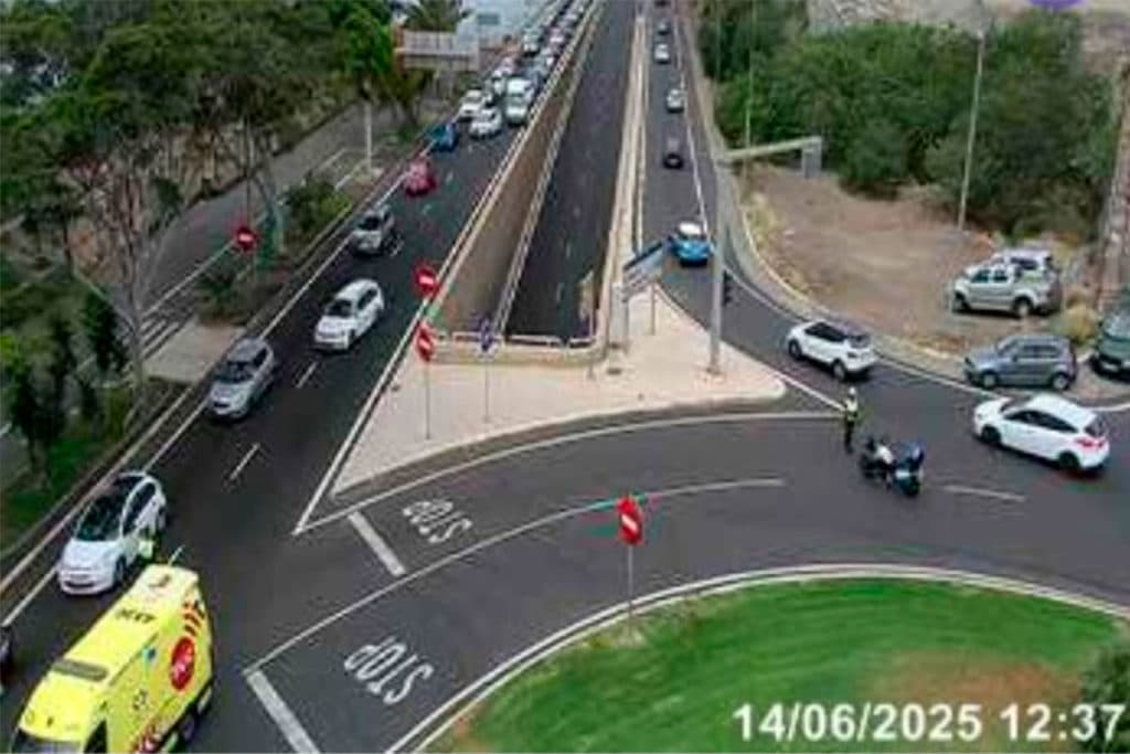 MUJER HERIDA AL VOLCAR CON UN VEHÍCULO EN LA ROTONDA DEL RECINTO FERIAL 14-6-25