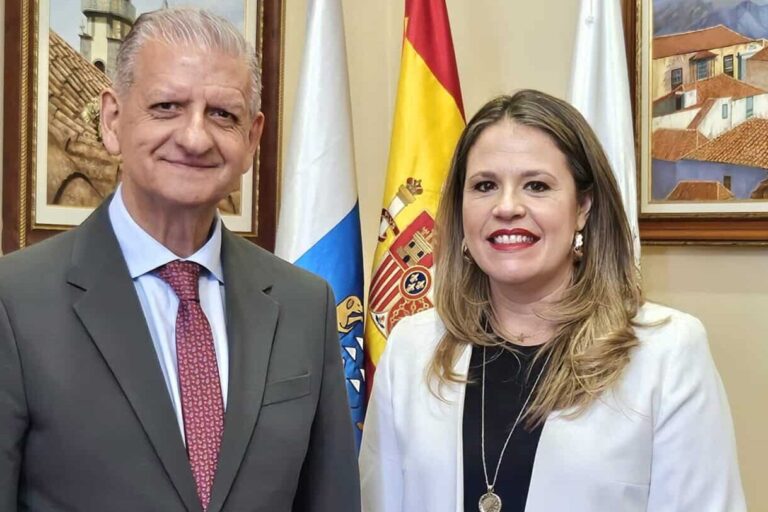 alcalde_con_Graciela_Perez_Valencia