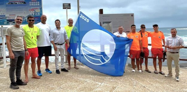 020725 Izado Bandera Azul Playa El Socorro