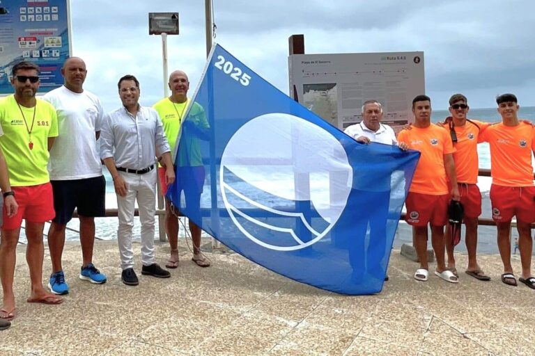 020725 Izado Bandera Azul Playa El Socorro