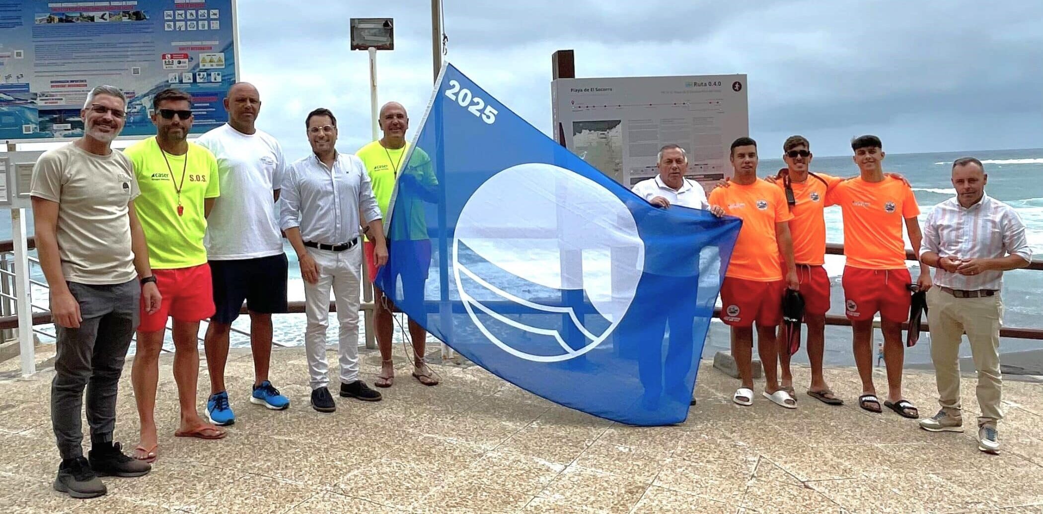 020725 Izado Bandera Azul Playa El Socorro