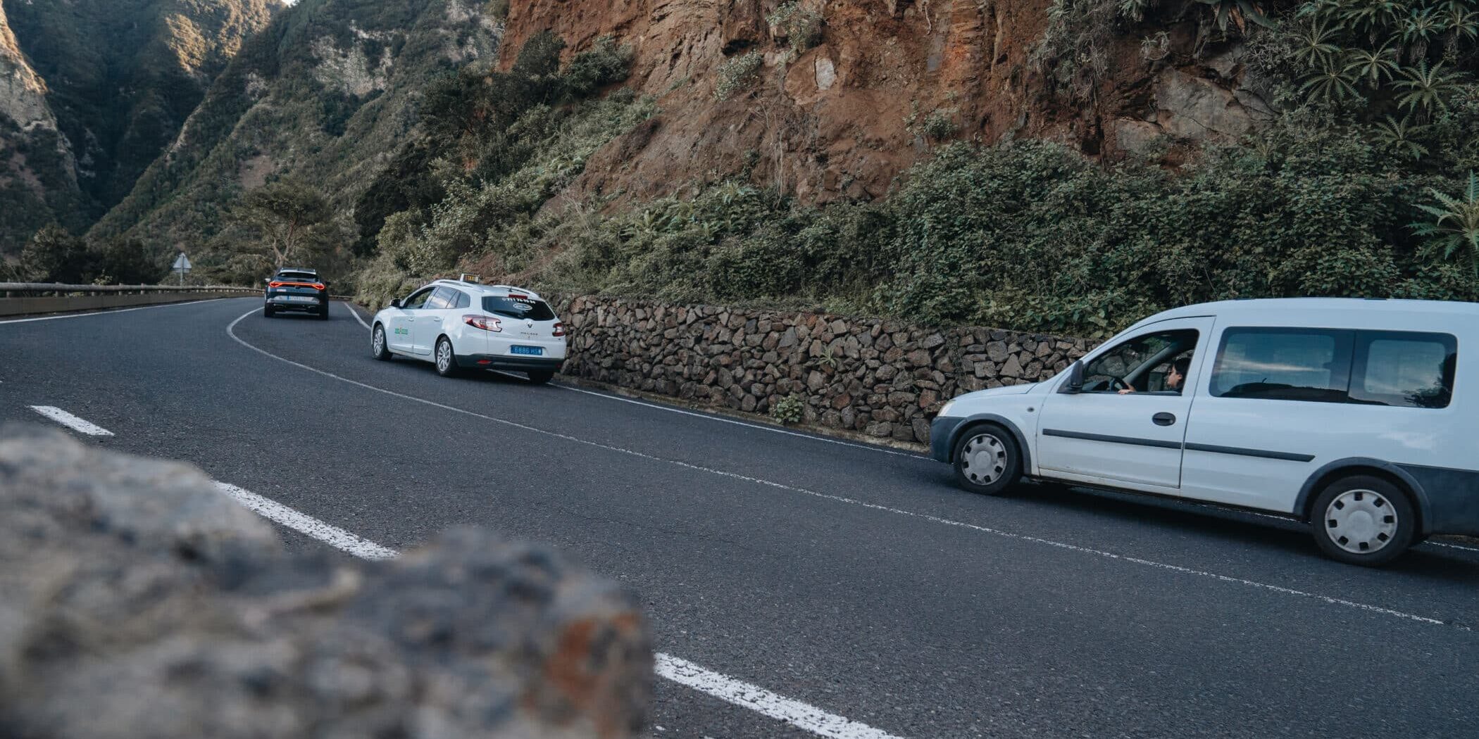 070725 Vehículos circulando por una carretera de la red viaria insular (1)