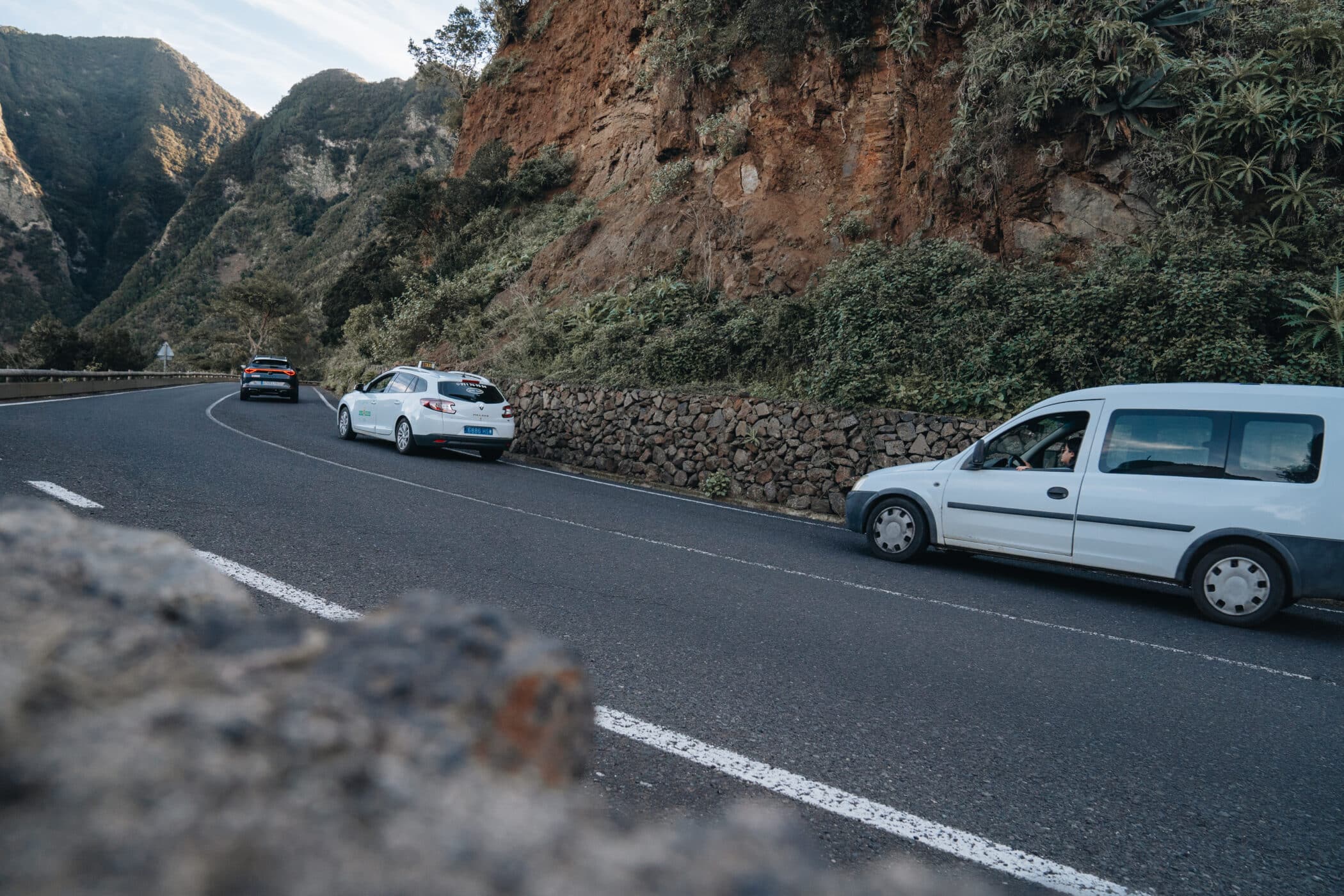 070725 Vehículos circulando por una carretera de la red viaria insular (1)