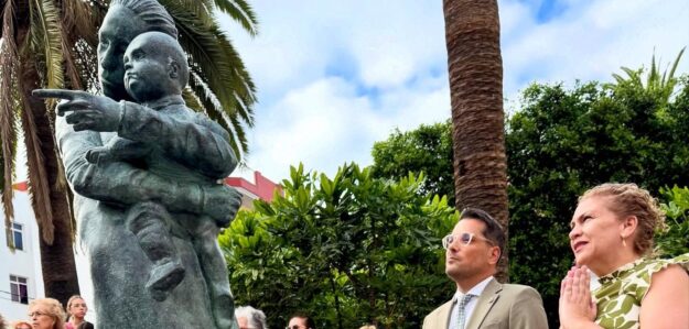 200725 Inauguraci�n escultura homenaje a los Mi�rcoles del Carmen de N�stor Chaves