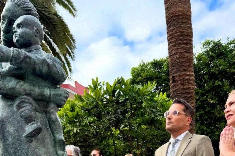 200725 Inauguraci�n escultura homenaje a los Mi�rcoles del Carmen de N�stor Chaves