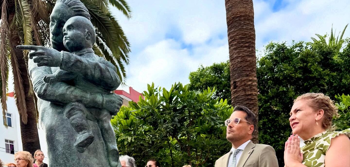 200725 Inauguraci�n escultura homenaje a los Mi�rcoles del Carmen de N�stor Chaves