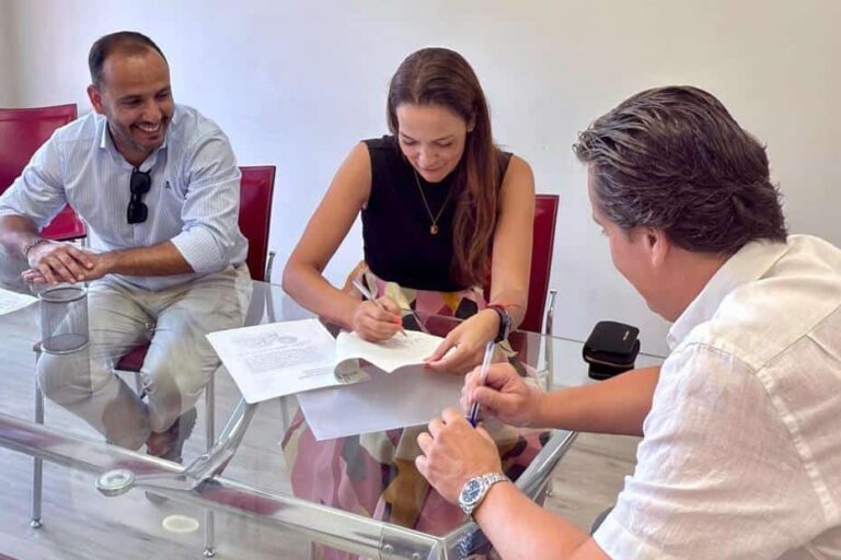 Arona firma notario Fátima Lemes y Javier Baute
