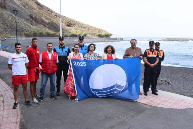 BANDERA AZUL 2025_ foto de grupo en playa de La Arena (Tacoronte)