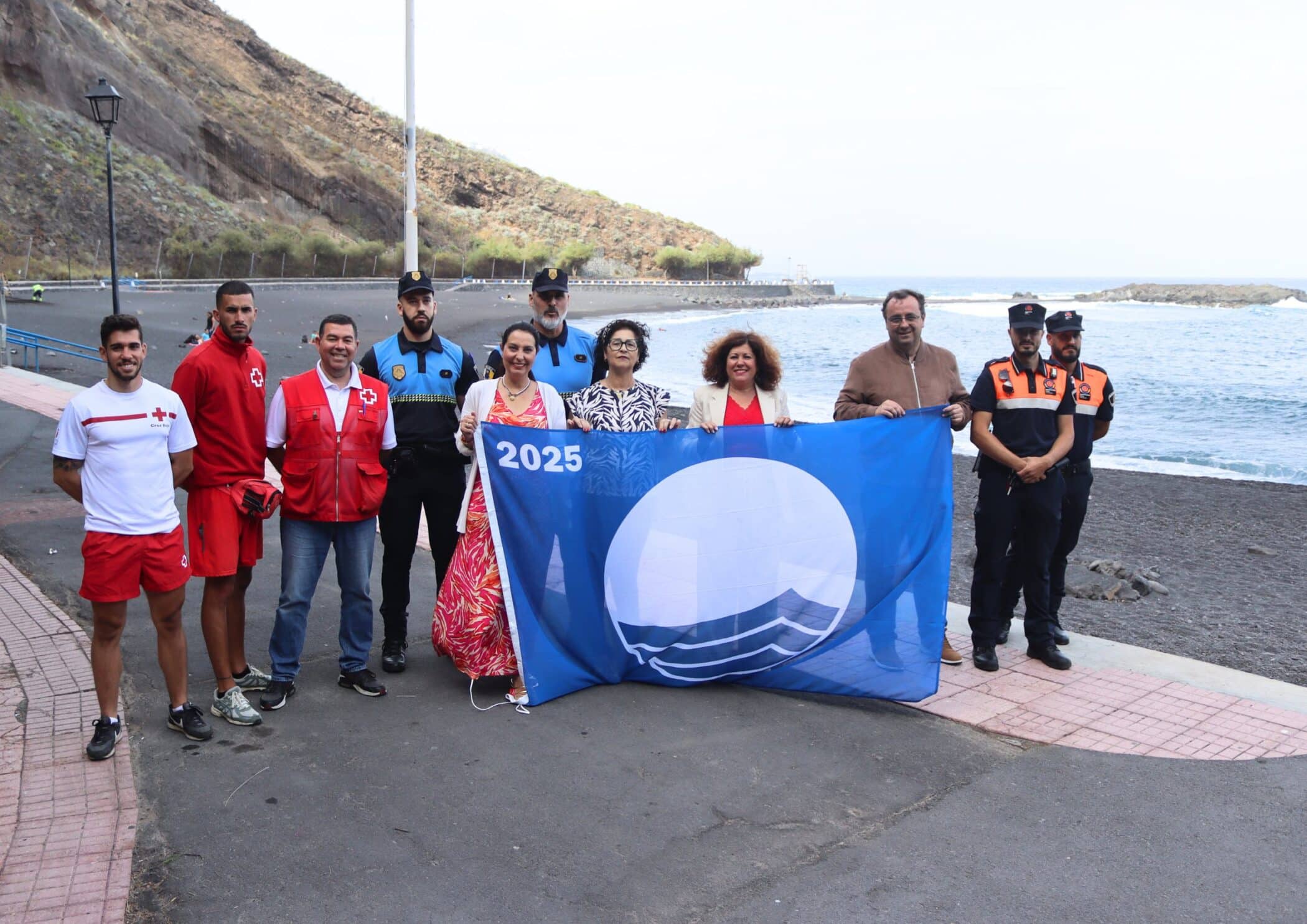 BANDERA AZUL 2025_ foto de grupo en playa de La Arena (Tacoronte)