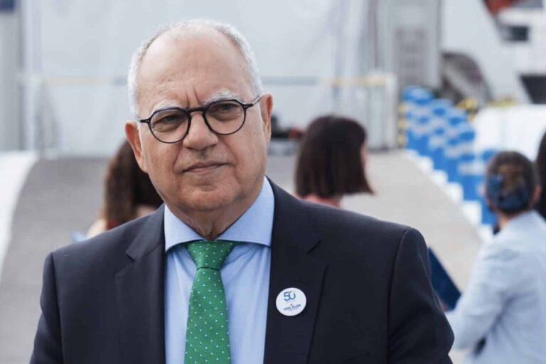 Casimiro Curbelo en el Puerto de Los Cristianos