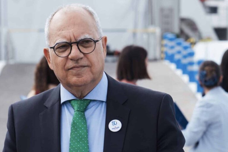 Casimiro Curbelo en el Puerto de Los Cristianos