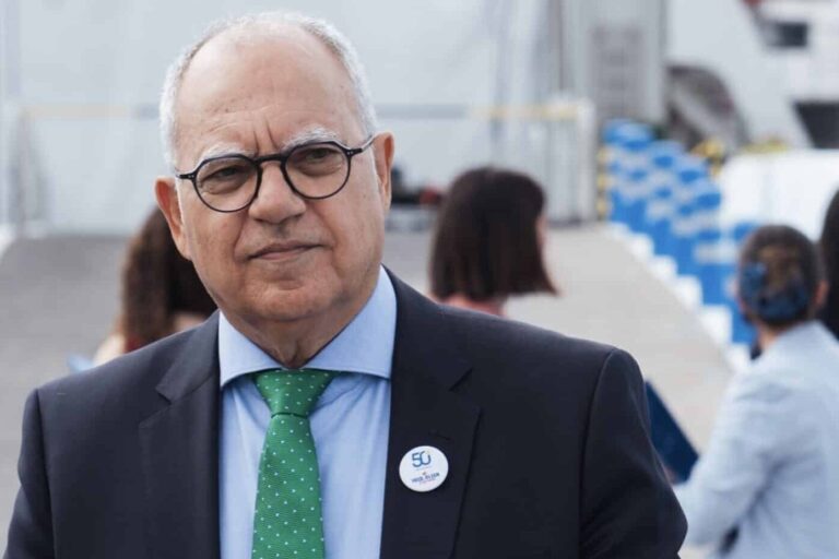 Casimiro Curbelo en el Puerto de Los Cristianos