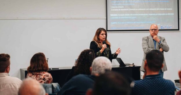 Casimiro Curbelo y María Isabel Méndez en un encuentro con empresarios