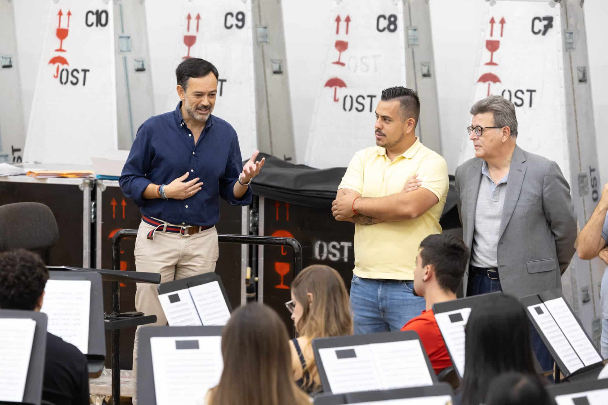 FOTO. Lope Afonso y Joseě Carlos Acha visitan un ensayo de la Banda Insular en la sede de la Sinfoěnica – Ensayo banda muěsica -16