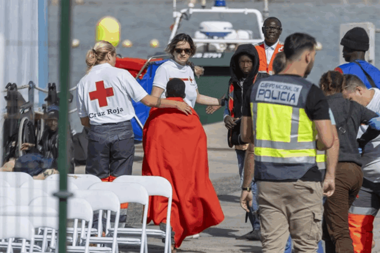 IMÁGENES DE MIGRANTES NO ACOMPAÑADOS LLEGANDO A UN PUERTO CANARIO 21-7-25