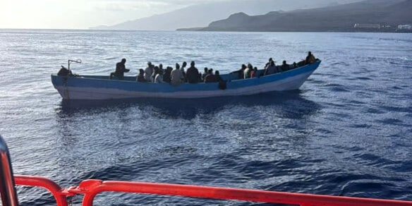 LLEGADA DE UN CAYUCO A EL HIERRO CON 47 MIGRANTES 26-7-25