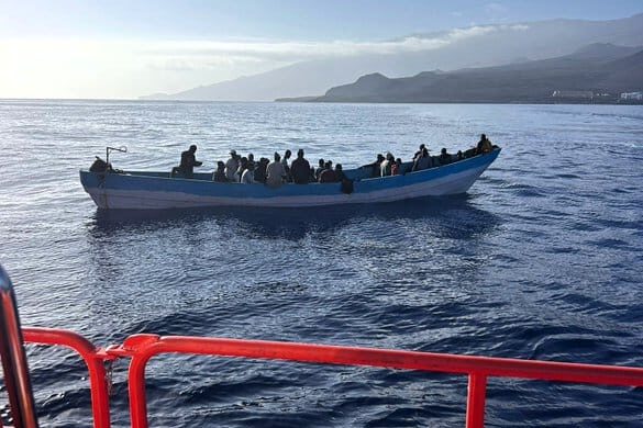 LLEGADA DE UN CAYUCO A EL HIERRO CON 47 MIGRANTES 26-7-25