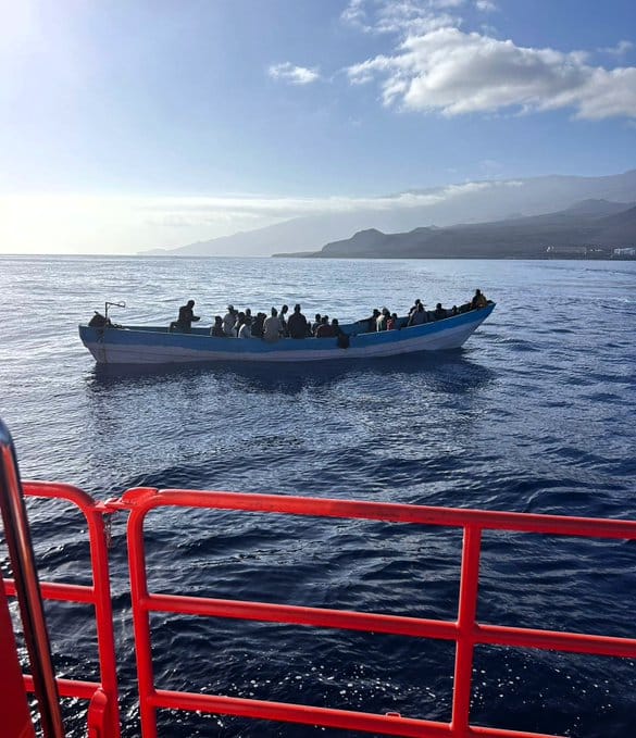 LLEGADA DE UN CAYUCO A EL HIERRO CON 47 MIGRANTES 26-7-25