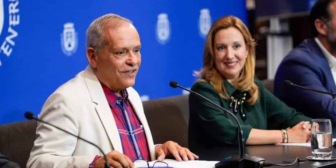 La-presidenta-Rosa-Davila-y-el-consejero-de-Empleo-Efrain-Medina
