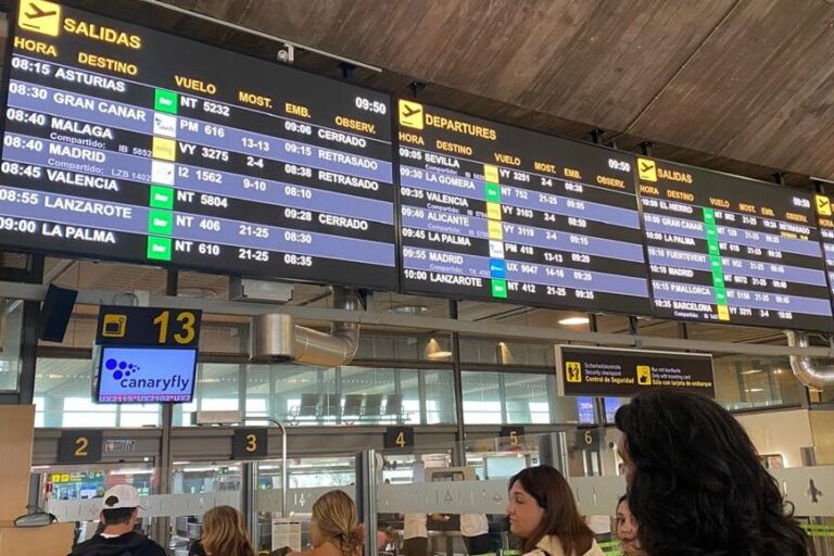 PANTALLAS DE INFORMACIÓN DE AENA EN EL AEROPUERTO DE TENERIFE NORTE 30-7-25
