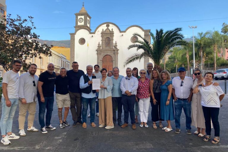 concejales y dirigentes del PP, y el edil de NC, tras presentar la moción de censura