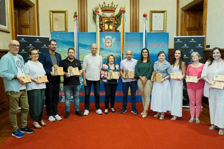 ganadores y participantes con alcalde y concejala de comercio