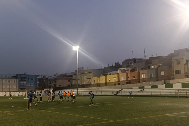 250813 Iluminación campo de futbol de Santa María