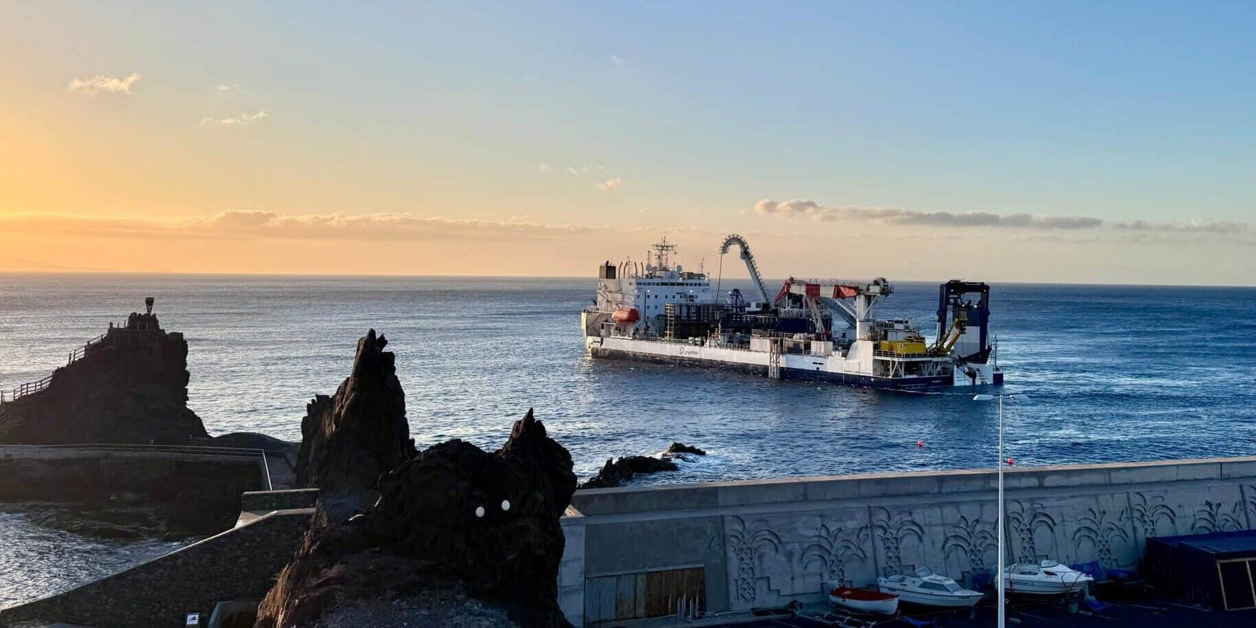 290825 buque cablero Cable Enterprise, de la empresa Prysmian, realizando las primeras actuaciones en la zona trasera del Puerto de San Sebastián