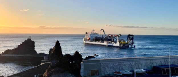 290825 buque cablero Cable Enterprise, de la empresa Prysmian, realizando las primeras actuaciones en la zona trasera del Puerto de San Sebastián