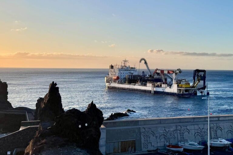 290825 buque cablero Cable Enterprise, de la empresa Prysmian, realizando las primeras actuaciones en la zona trasera del Puerto de San Sebastián
