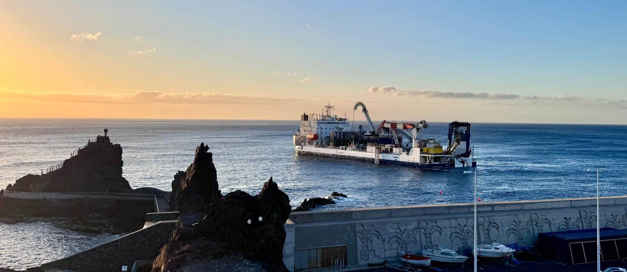 290825 buque cablero Cable Enterprise, de la empresa Prysmian, realizando las primeras actuaciones en la zona trasera del Puerto de San Sebastián