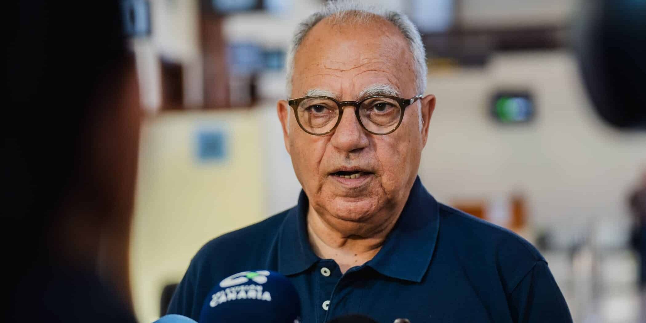 Casimiro Curbelo en el Aeropuerto de La Gomera