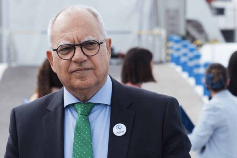 Casimiro Curbelo en el Puerto de Los Cristianos
