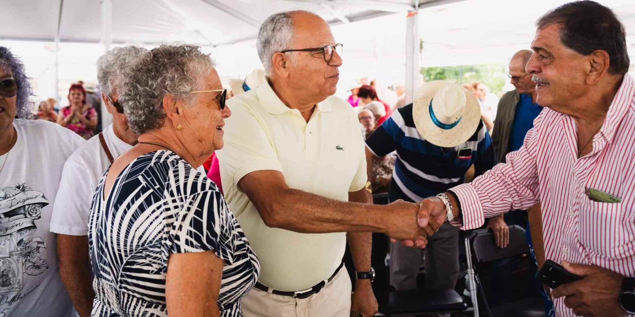 Casimiro Curbelo saludando a los asistentes en el encuentro del mayor