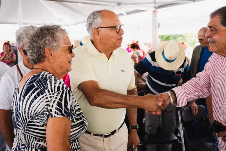 Casimiro Curbelo saludando a los asistentes en el encuentro del mayor