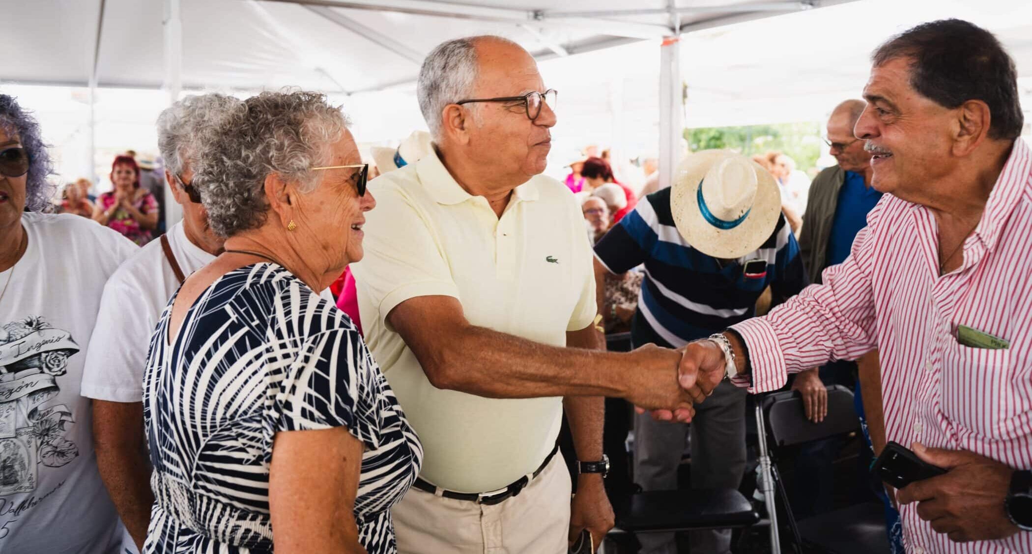 Casimiro Curbelo saludando a los asistentes en el encuentro del mayor