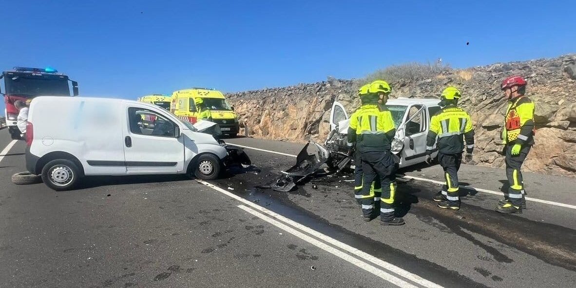 DOS HERIDOS GRAVES TRAS UNA COLISIÓN FRONTAL EN SAN BARTOLOMÉ DE TIRAJANA2 27-8-25