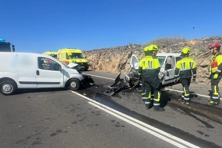 DOS HERIDOS GRAVES TRAS UNA COLISIÓN FRONTAL EN SAN BARTOLOMÉ DE TIRAJANA2 27-8-25