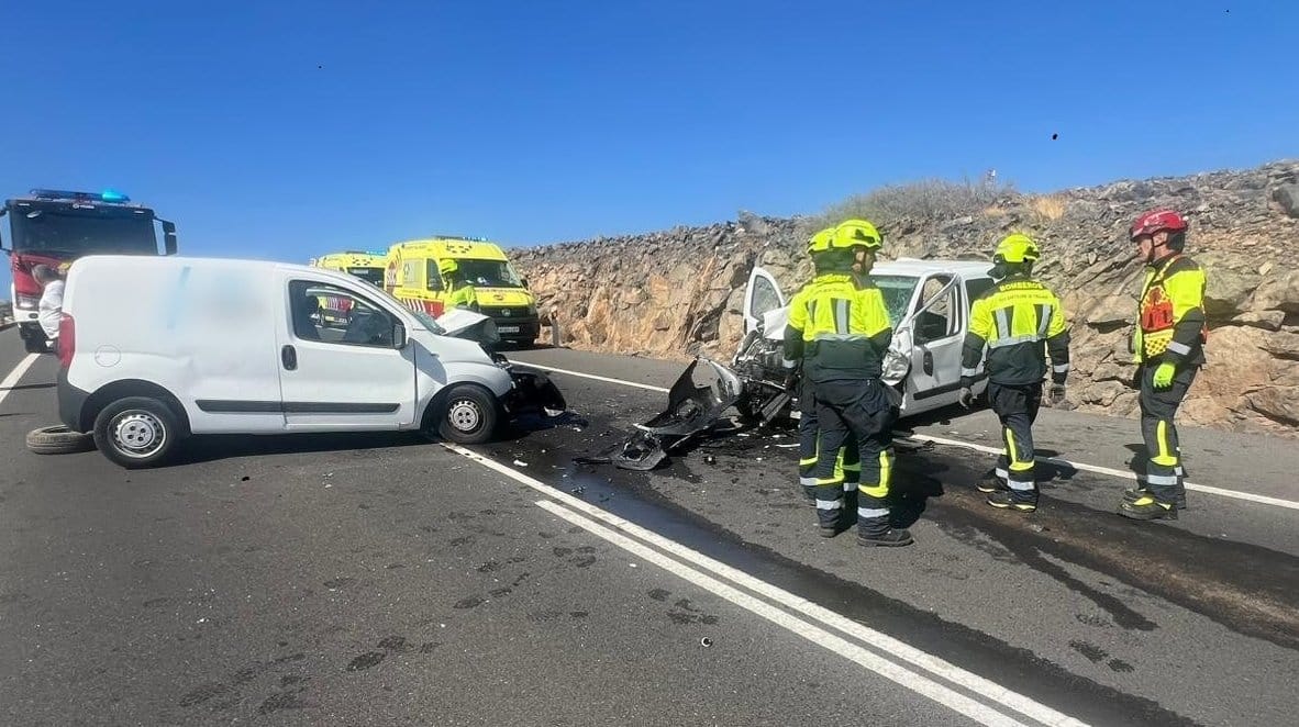 DOS HERIDOS GRAVES TRAS UNA COLISIÓN FRONTAL EN SAN BARTOLOMÉ DE TIRAJANA2 27-8-25