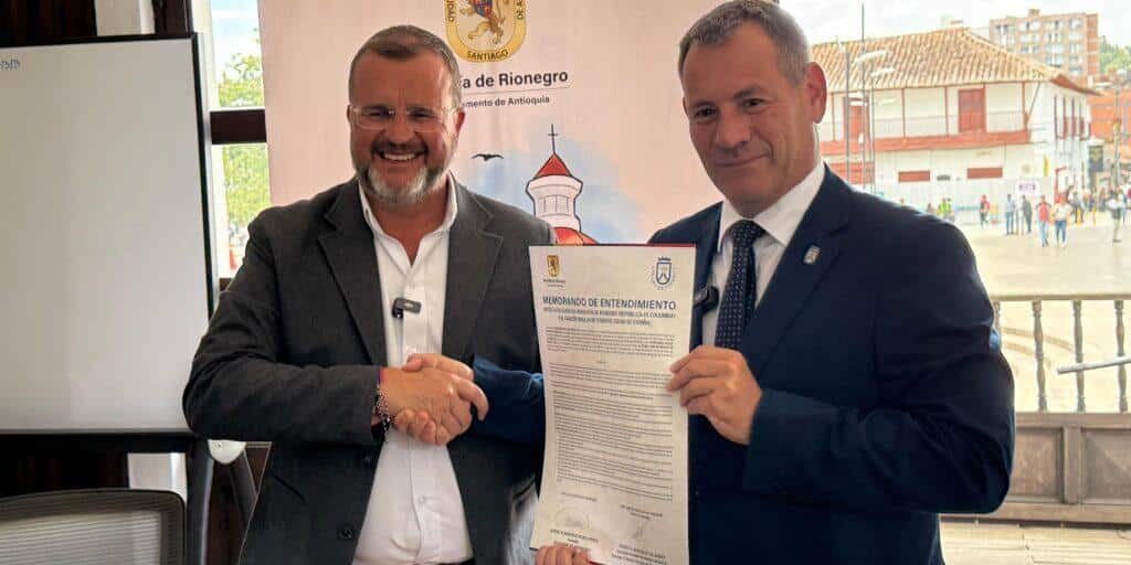 El alcalde de Rionegro, Jorge Rivas, y el director insular, Pedro González