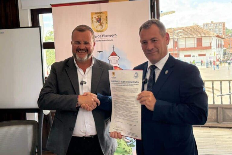 El alcalde de Rionegro, Jorge Rivas, y el director insular, Pedro González