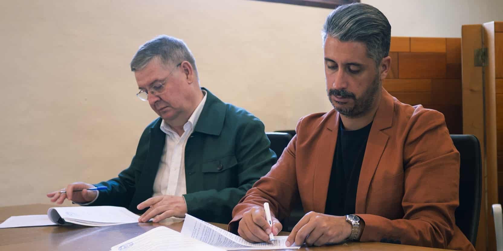 Firma convenio con Cáritas